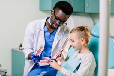 Message d’invité&nbsp;: comment l’hygiéniste dentaire fournit des soins de santé bucco-dentaire clés